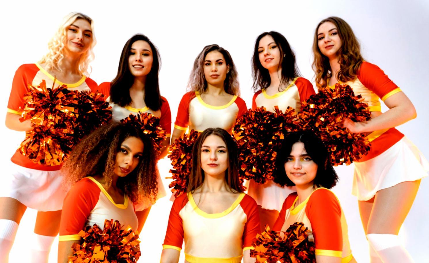 Coppia che balla salsa con energia e passione durante una lezione serale