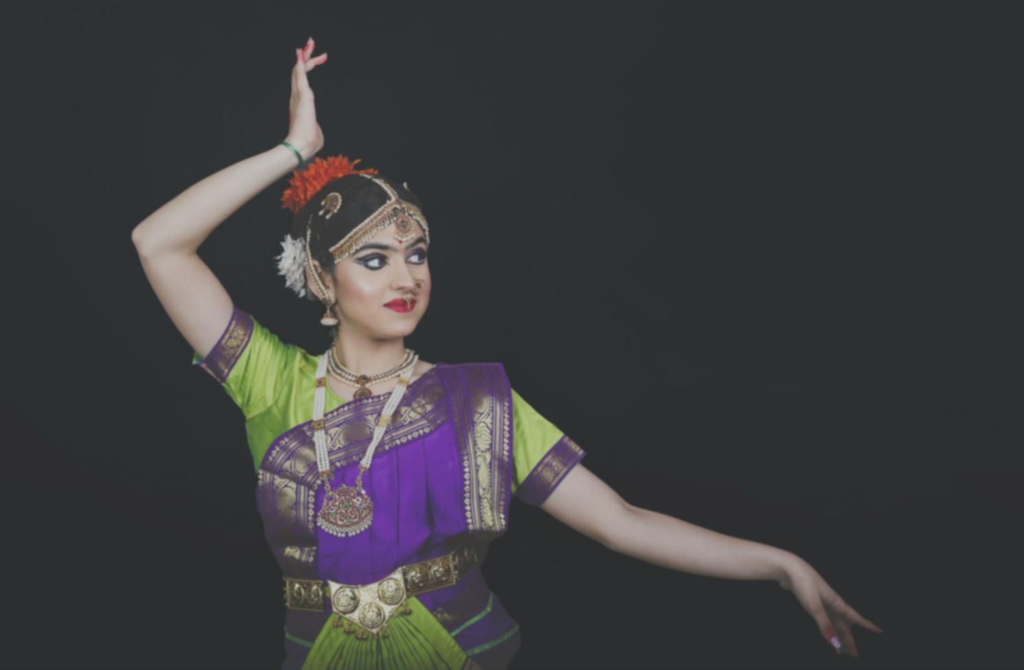 Gruppo aziendale durante lezione salsa team building